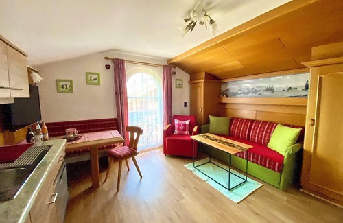 Kruen Apartment | Apartment 'Nr. 2 Karwendel' with Mountain View, Balcony and Wi-Fi