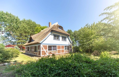 Ummanz Apartment | Apartment OG - Apartments in thatched house