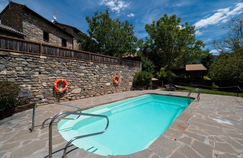 Lardies Apartment | Apartment 'Olmo' with Mountain View, Shared Pool and Wi-Fi