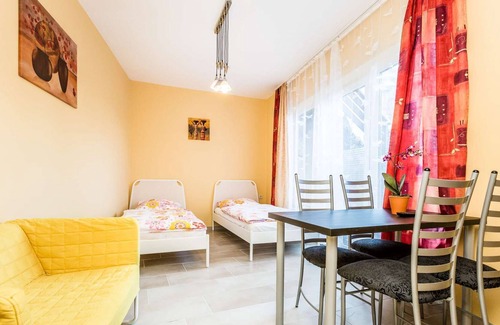 Muelheim Apartment | Apartment on the ground floor (W5) - 2x bedrooms - 4x single beds