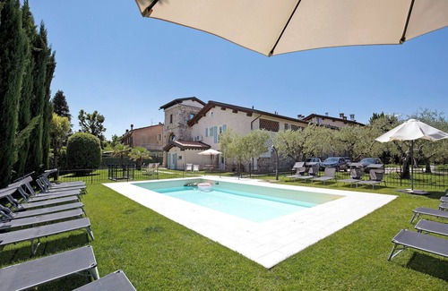 Desenzano del Garda Apartment | Apartment "Ontano" in Farmhouse Style with Wi-Fi, Shared Garden & Pool