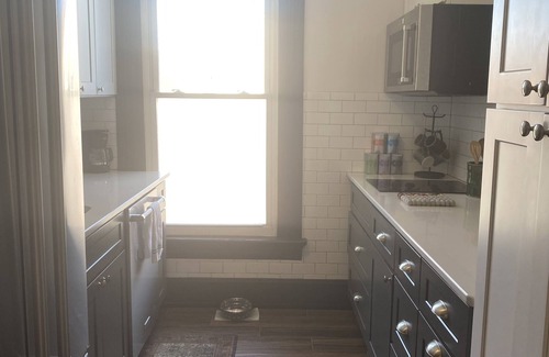 Bellevue Apartment | Apartment over Three Spirits Tavern! Historic District, 1+mile to Cincinnati!