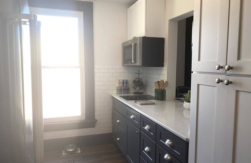 Bellevue Apartment | Apartment over Three Spirits Tavern! Historic District, 1+mile to Cincinnati!