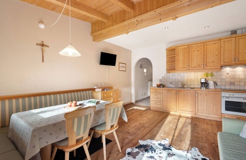 La Valle Apartment | Apartment 'Pares' with Mountain View, Shared Garden and Wi-Fi