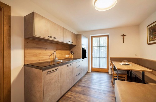 Racines Apartment | Apartment "Parigger Apt Enzian" with Mountain View, Shared Garden & Wi-Fi