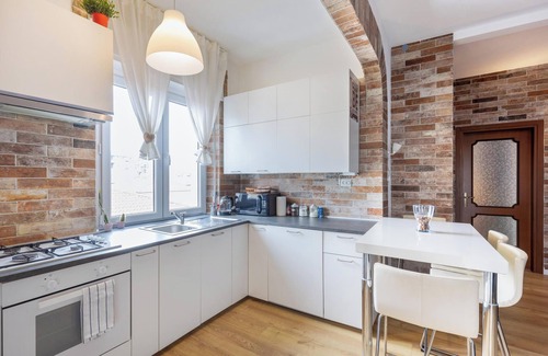 Borgo Venezia Apartment | Apartment "Queen East Verona" with Mountain View, air conditioning, Wi-Fi & Balcony