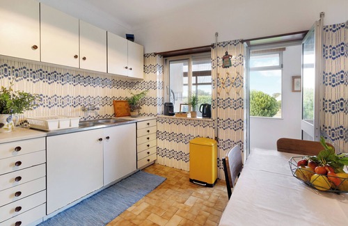 Caminha Apartment | Apartment 'Retro Beach House Moledo' with Mountain View, Wi-Fi and Air Conditioning