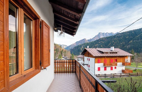 Pie Falcade Apartment | Apartment 'Sasedel' with Mountain View, Shared Garden and Balcony