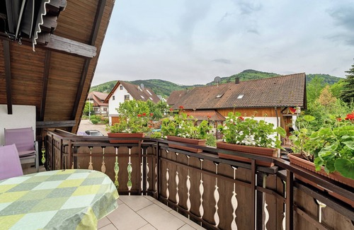 Lauf Apartment | Apartment 'Serr' with Balcony and Wi-Fi
