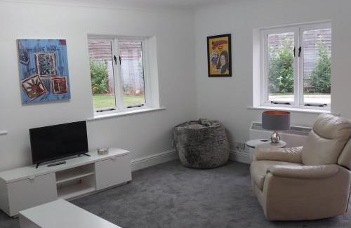 Howlett End Apartment | Apartment - Sleeps 4 - Parking - Close to Stansted