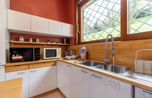 Montevecchia Apartment | Apartment 'Stanza Fiordaliso' with Mountain View, Shared Terrace and Wi-Fi