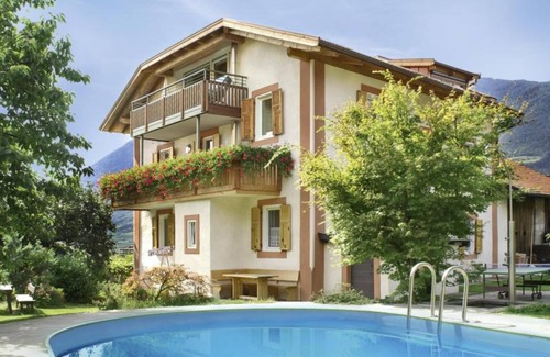 Merano Apartment | Apartment 'Stöckerhof Traube' with Mountain View, Shared Pool and Wi-Fi