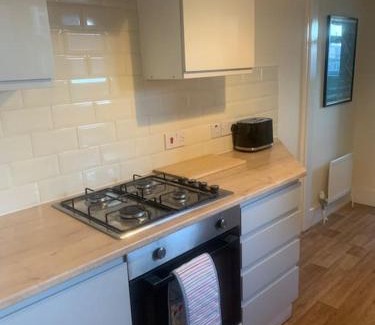 Portswood House | Apartment, Stylish 2 bed Riverside House, 2 Kingsize beds, Free Parking