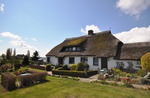 Middelhagen Apartment | Apartment - Thatched Cottage 47001