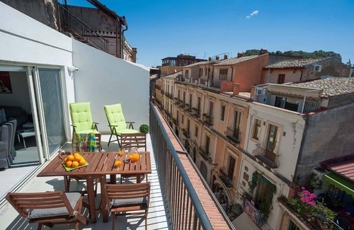 Taormina Apartment | Apartment to let in Taormina Sicily, Taormina short term rentals, holiday flat in Taormina Sicily