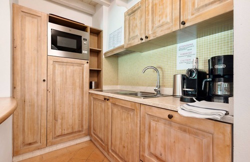 Puegnago del Garda Apartment | Apartment 'Topazio' with Shared Pool, Wi-Fi and Air Conditioning