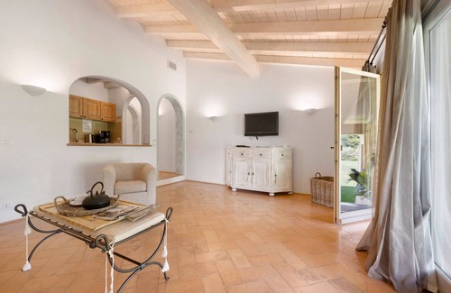 Puegnago del Garda Apartment | Apartment 'Topazio' with Shared Pool, Wi-Fi and Air Conditioning