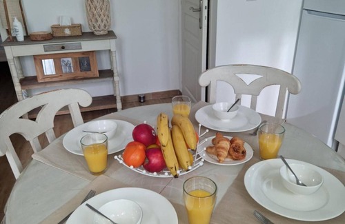 Le Mourillon Apartment | Apartment 'Toulon, Soleil Et Douceur I' with Mountain View, Wi-Fi and Air Conditioning