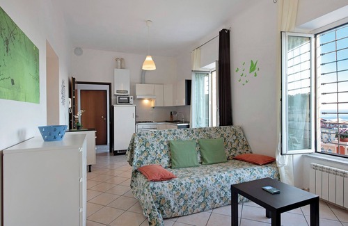 Varazze Apartment | Apartment "Trilocale in villa vista mare Apt 1" with Sea View