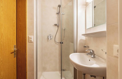 Casola Apartment | Apartment 'Unterhauserhof C' with Mountain View, Wi-Fi, Balcony & Garden