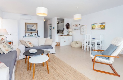 Coves Noves Apartment | Apartment 'Vista Faváritx' with Shared Pool, Wi-Fi and Air Conditioning