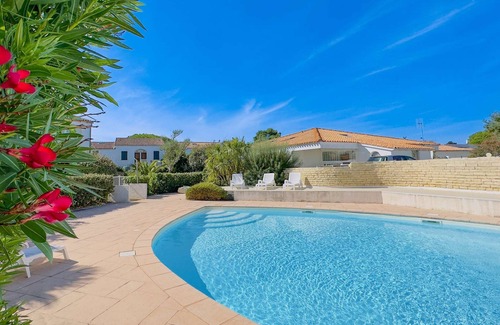 La Couarde-sur-Mer Apartment | Apartment with communal pool and parking