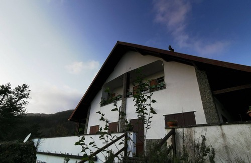 Borzonasca Apartment | Apartment with balcony in villa with park.