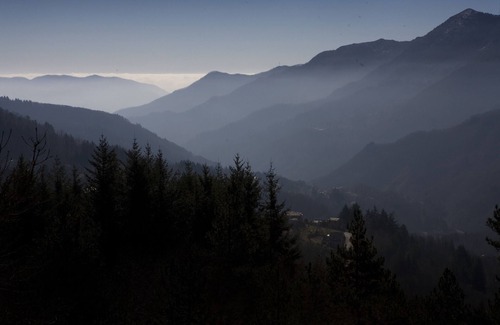 Borzonasca Apartment | Apartment with balcony in villa with park.