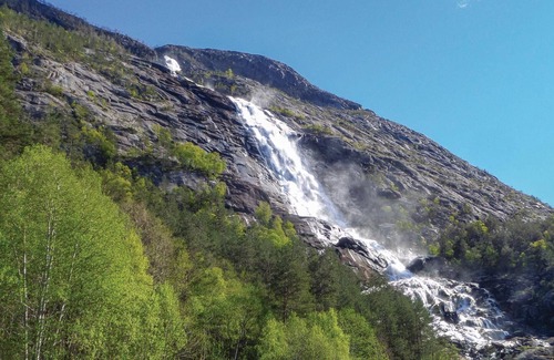 Etne Apartment | Apartment with charm, beautifully located overlooking the lake Stordalsvatnet and mighty mountains.