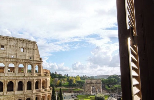 Monti Apartment | Apartment With Iconic View Of Arch of Constantine, Roman Forum And The Coliseum