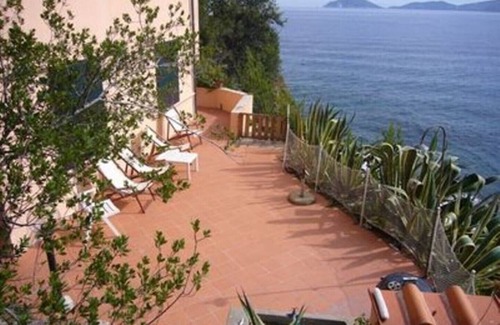 Bagno-Sprizze Apartment | Apartment with panoramic terrace with access to the beach