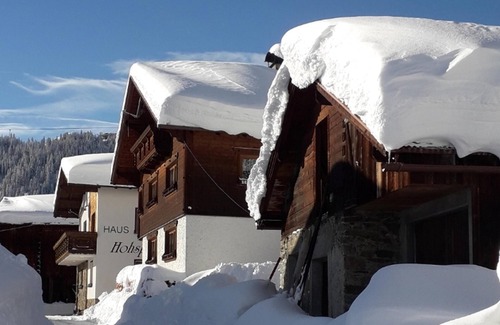 Kappl Apartment | Apartment with ski bus in front of the door