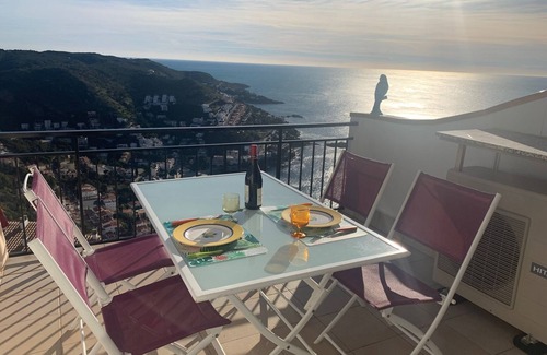 Almadraba-Canyelles Apartment | Apartment with splendid sea view over Rosas bay and Canyelles beach