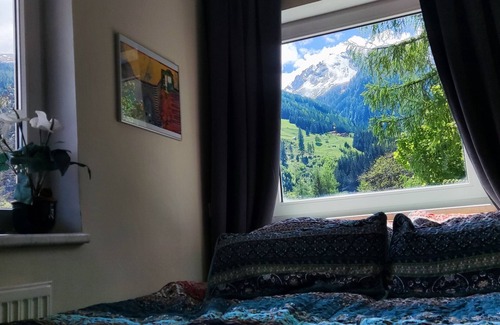 Bad Gastein Apartment | Apartment with wonderful view. 10 minutes walk to the ski lift! Bus in front of the door.