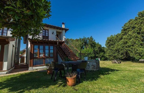 Villanueva de Pria Cottage | Apartments for groups with gazebo/social room