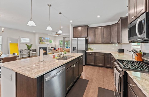 Apex House | Apex Luxury 4BR Near Lake - Movie Room & Sleeps 14