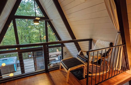 Sugar Grove House | Appalachian A-Frame: Fall Family Getaway w/Hot tub, vintage arcade & Fire Pit!
