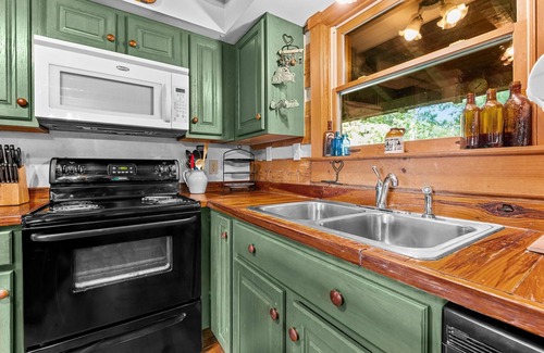 Ferguson Cabin | Appalachian log cabin in Leatherwood Mountains with 2 bdrms + loft, Views