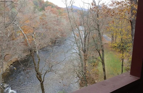 Cherokee Cabin | Appaloosa Two is Minutes away from Harrah's Casino and Downtown Cherokee.