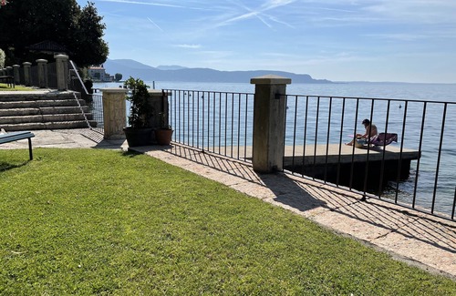 Gardone Riviera Apartment | Appartamento direttamente a lago con spiaggia e pontili