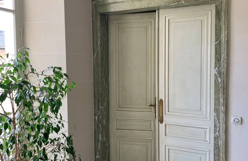 Saint-Louis Apartment | Appartement 3 Pièces , Parking, Près Château et Gares Pour Paris