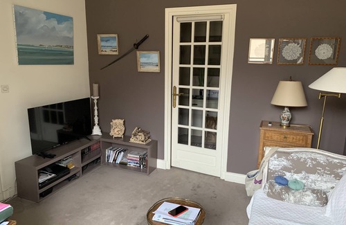 Saint-Louis Apartment | Appartement 3 Pièces , Parking, Près Château et Gares Pour Paris