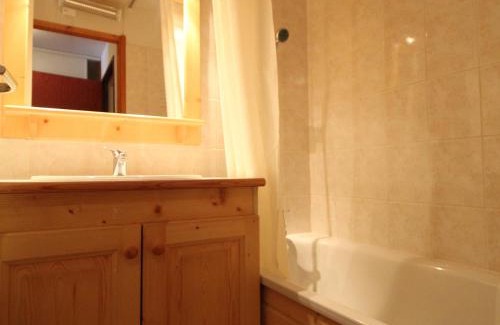 Lanslevillard Apartment | Appartement 6 pers au centre de Lanslevillard-Val Cenis, proche pistes, balcon exposé sud - FR-1-508-107