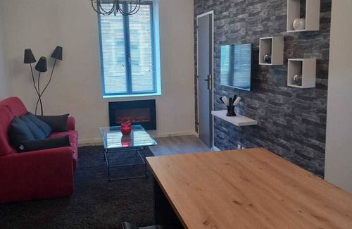 Bourg-de-Thizy Apartment | Appartement, Avec Extérieurs,calme ,bien Équipé ,proche Autoroute et Commerces