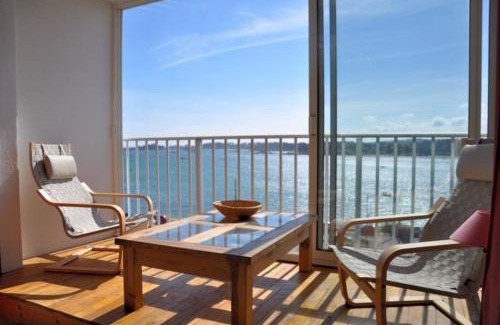 Tregastel Apartment | Appartement avec SUPERBE VUE MER et terrasse, à 100m plages à TREGASTEL - Ref 97
