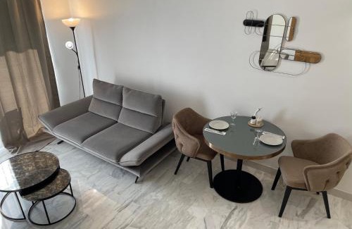 Saint-Laurent-du-Var Apartment | Appartement bord de mer avec piscine