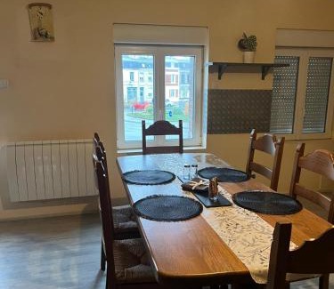 Raismes Apartment | Appartement calme, frais à louer, nouvellement repeint, emplacement stratégique, proche de toutes commodités, de l'autoroute, valenciennes, lille, Belgique, wifi, Netflix, parking Gratuits