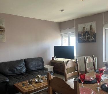 Raismes Apartment | Appartement calme, frais à louer, nouvellement repeint, emplacement stratégique, proche de toutes commodités, de l'autoroute, valenciennes, lille, Belgique, wifi, Netflix, parking Gratuits