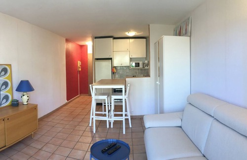 Meze Apartment | Appartement Climatisé à 10m de la Plage Avec vue sur L'étang