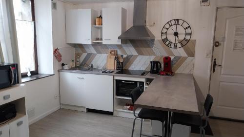 Rocroi Apartment | Appartement climatisé 2 étoiles, vue sur les Remparts, centre de Rocroi, Parking privatif et garage vélos